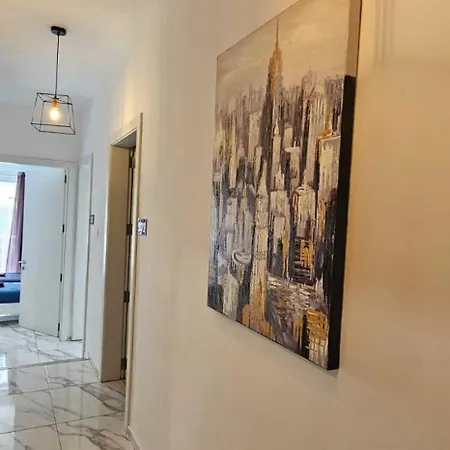 Апартаменты Modern, Spacious 4-bedroom, 3-bathroom At Swigg 2