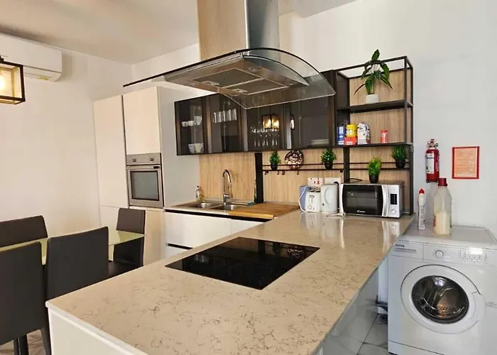 Modern, Spacious 4-bedroom, 3-bathroom At Swigg 2 Апартаменты