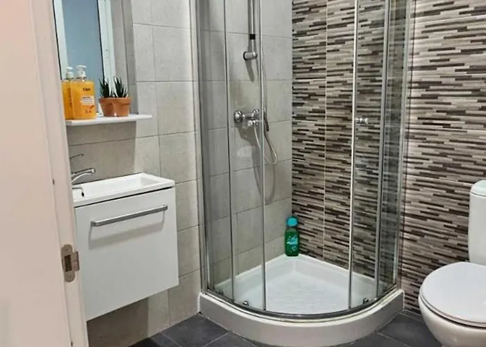 Апартаменты Modern, Spacious 4-bedroom, 3-bathroom At Swigg 2